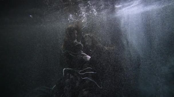 Tajemnicze postacie mężczyzny i kobiety w ciemnej głębi magicznego morza lub jeziora — Wideo stockowe