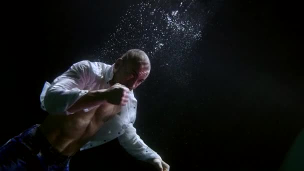 Úžasný podvodní záběr bojovníka, svalnatý bojovník v bílém rozepnutém tričku — Stock video