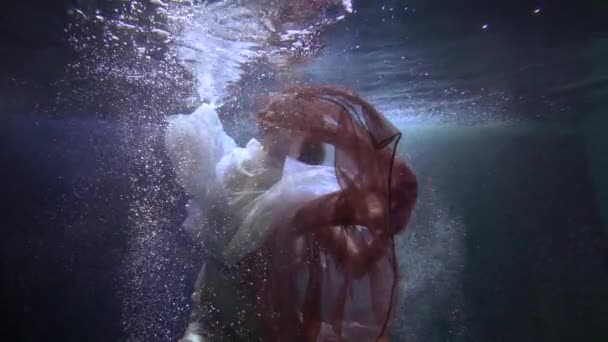 Figura femenina bajo el agua, silueta de dama delgada en burbujas de aire en la piscina — Vídeo de stock