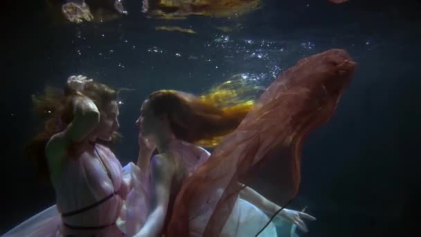 Sexy jonge vrouwen tweeling zijn zwemmen onder water, verleidelijke en verleidelijke vrouwelijke figuren in de diepte — Stockvideo