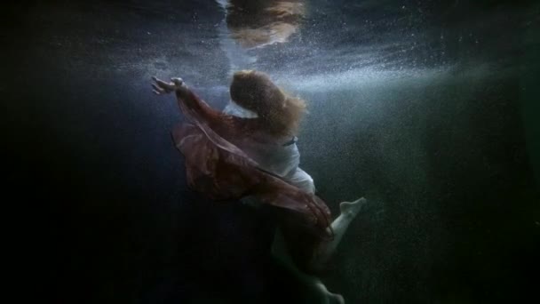 Krásná dáma se vznáší půvabně pod hladinou bazénu, módní model natáčení — Stock video