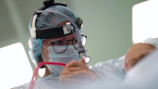 Médecin est opéré dans un hôpital moderne, chirurgienne qualifiée effectue une procédure endoscopique — Video