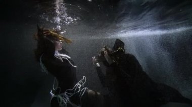 Ortaçağ kraliçesi şövalye unvanı veriyor, adam sihirli kılıcı alıyor, sualtı ağır çekim