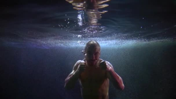 Geweldig onderwater portret van vechten bokser, slow motion shot van agressieve man — Stockvideo