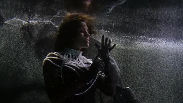 Красивая брюнетка женщина играет с бокалом вина под водой, романтический и элегантный выстрел — стоковое видео