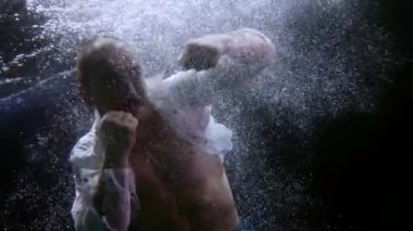 İnsan, denizin ya da nehrin içine su sıçratır görünmez düşmanla savaşır, sualtında vurulur.