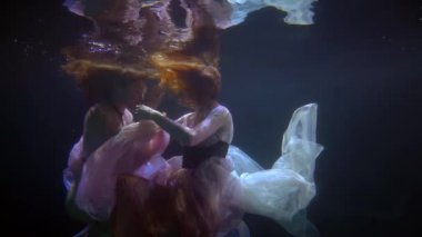 Heyecanlı seksi kadınlar havuzda yüzüyor, sualtı çekimi, sualtı ağır çekim, romantik randevu