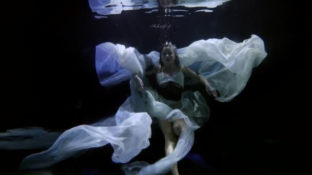 白いドレスのロマンチックな見事な女性が水中に浮かんでいる謎の女性の姿 — ストック動画