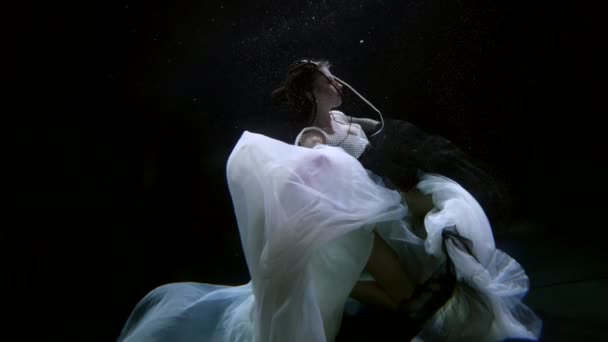 Підводна казка з дивовижною красивою і витонченою леді в білій шовковій сукні — стокове відео
