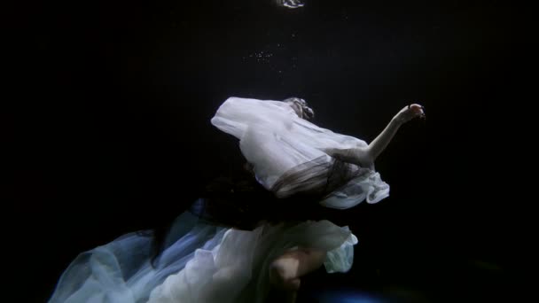 Подводная магия, женская фигура в темном глубине, грациозная и очаровательная дама — стоковое видео