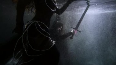 Ortaçağ 'ın yeniden yapılandırılması, siyah elbiseli gizemli kadın ve cesur şövalye.