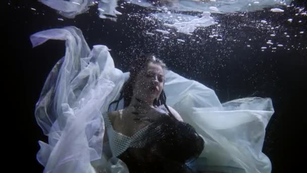 Dança senhora subaquática, bela mulher extravagante está nadando dentro de água do mar ou do rio — Vídeo de Stock