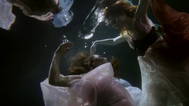 Две сказочные русалки купаются в глубине волшебного моря или озера, загадочные и красивые ундины — стоковое видео