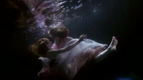 Fantasi romantis dengan dua muda lesbian wanita mengambang di bawah air, ciuman pasangan homoseksual — Stok Video