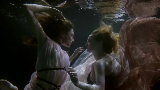 Loving couple of two lesbians women floating underwater, romantic and sensual atmosphere —— 库存视频 © valentine.yakimchuk@yandex.ru #538013248