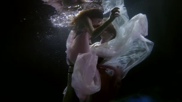Дві сексуальні жінки плавають під водою, чуттєвий і романтичний знімок лесбіянок — стокове відео