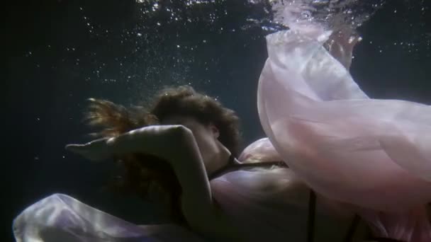Hermosa dama está nadando lentamente bajo el agua, retrato de la mujer bonita — Vídeo de stock