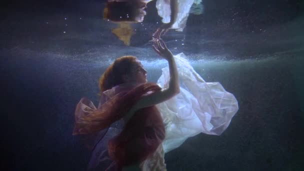 Подводная магическая нимфа плавает в реке или озере, романтическая женская фигура в воде — стоковое видео