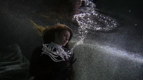 Suyun altındaki bayanın romantik portresi, siyah ortaçağ elbisesi içinde zarif bir kadın cam kadeh tutuyor. — Stok video