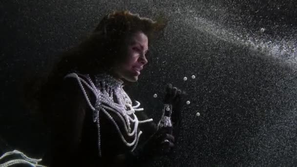 Wewnątrz ocean głębokość kobieta jest zabawy z białą perłą, magia i sen strzał z czarodziejką — Wideo stockowe