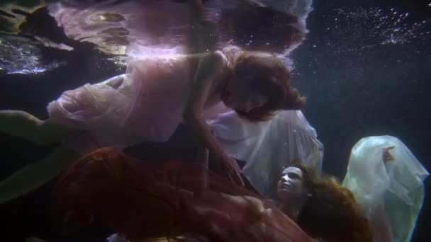 Любов і пристрасть двох лесбіянок під водою, красиві молоді жінки плавають і ніжно виглядають — стокове відео