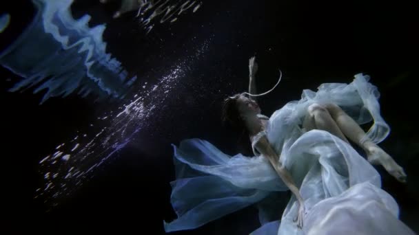 Yalnız kadın ipek elbise giyiyor, suyun altında yüzüyor, romantik ve büyülü bir kadın fotoğrafı. — Stok video