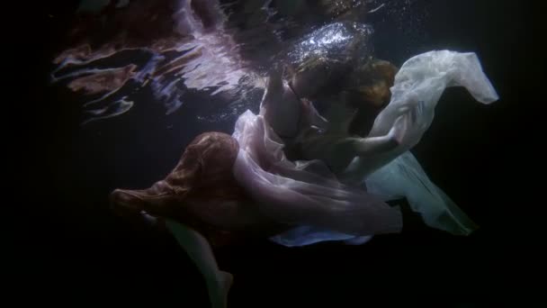 Kiss and hug of two homosexual or bisexual women underwater, romantic and magical subaquatic shot — 图库视频影像