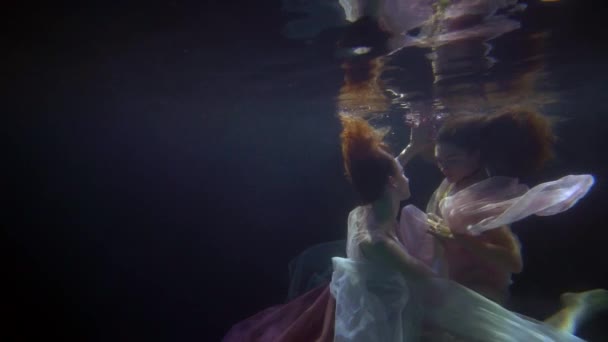 Σεξουαλική φαντασίωση για δύο νεαρές γυναίκες που επιπλέουν κάτω από το νερό, σεξουαλικότητα και αισθησιασμό — Αρχείο Βίντεο