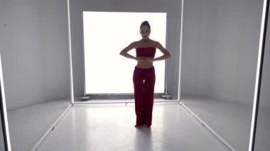 Kadın dansçı modern dekorasyonla dans ediyor. Minimalist stil, orijinal dans performansı.