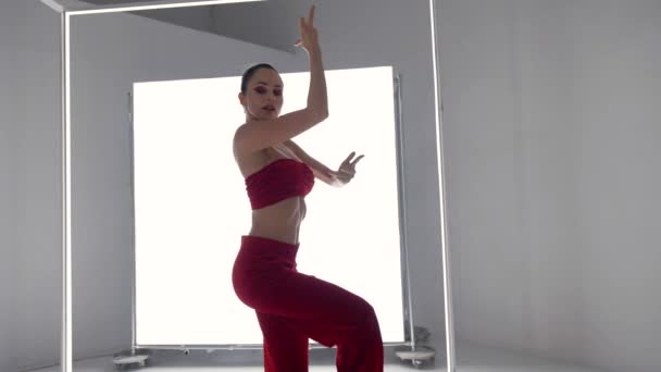 Восточные танцевальные движения в танце современной женщины сексуальная леди танцует в современном оформлении — стоковое видео