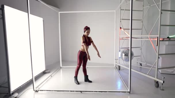 Coreografía contemporánea, mujer está bailando estilo robótico moderno — Vídeo de stock