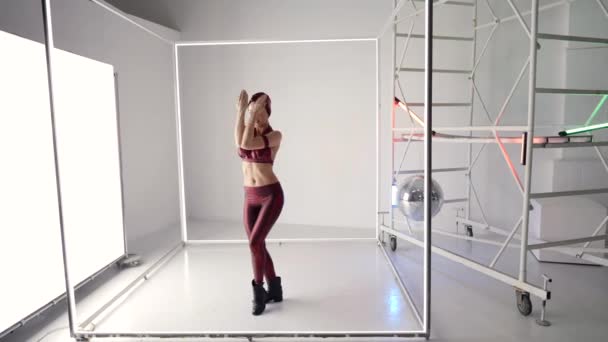 Ensayo de danza en el estudio, la mujer en traje rojo está bailando sola, entrenando nueva danza moderna — Vídeo de stock