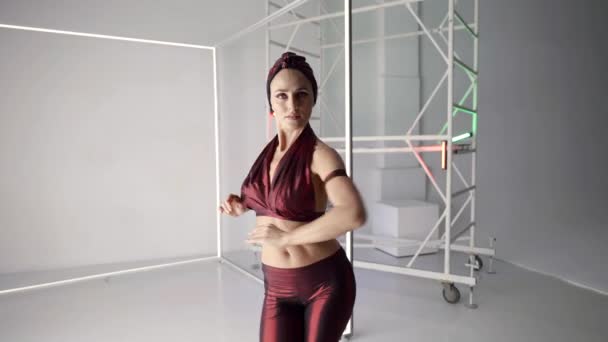 Tentadora dama está bailando danza moderna en el estudio, meneando su cuerpo y manos — Vídeos de Stock