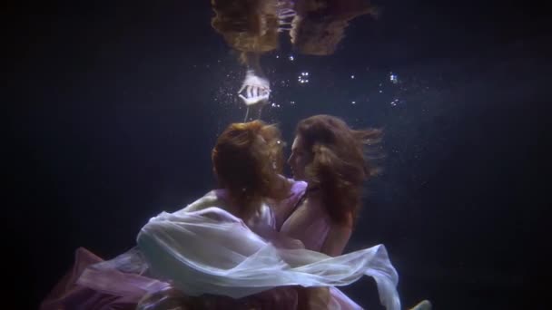 Elegante relación homosexual pareja, bailando en vestidos bajo el agua, romance en las profundidades de la piscina, cámara lenta — Vídeos de Stock