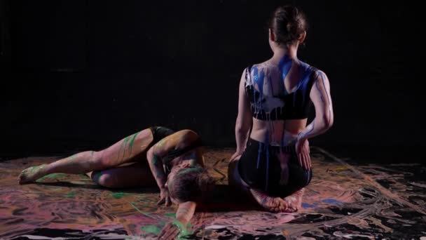 Young women are covered by blue and green dyes, art performance — Stockvideo