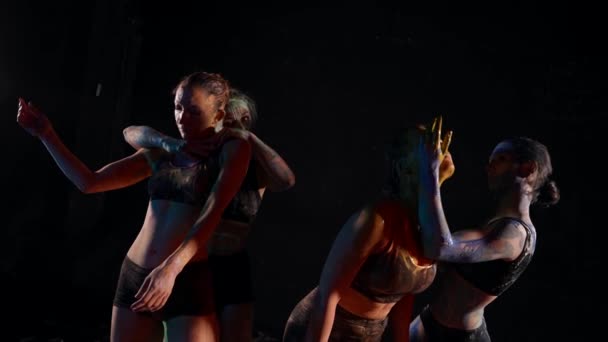 Modern dance performance, dancing theatre, four dancers women in paints in darkness — Stockvideo