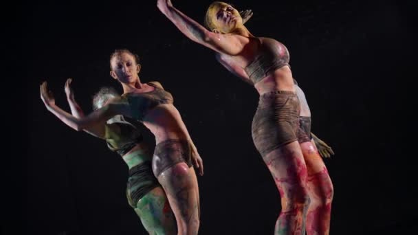 Modern dance with paints, art performance of four women covered by multi colored dyes — Video