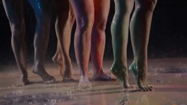 Piernas femeninas desnudas cubiertas de pinturas, cuatro damas en la ducha, lavar los tintes después del arte corporal — Vídeos de Stock