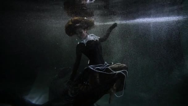 Female figure in dark depth of sea or ocean, dramatic and elegant style, floating black dress — Vídeos de Stock