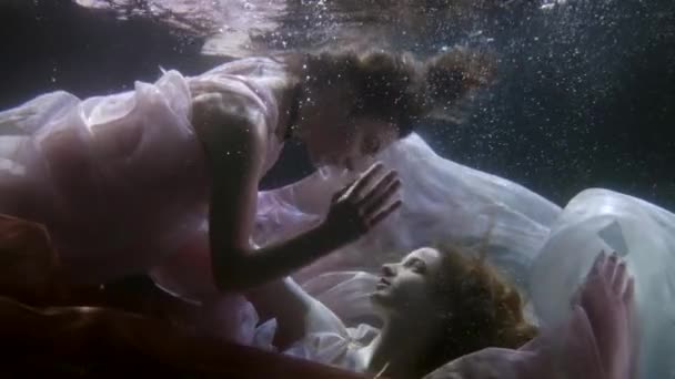 Романтичний гомосексуальний пара лесбіянок в глибині річки або басейну, лесбіянки плавають — стокове відео