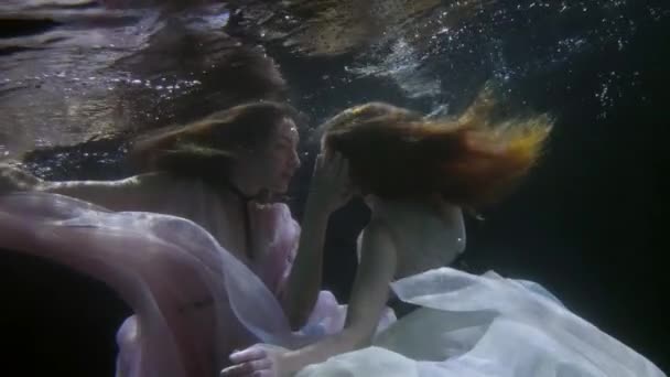 Бісексуальні або гомосексуальні жінки плавають під водою, романтичні та чуттєві лесбійки — стокове відео