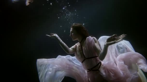 Sexy graceful lady in darkness, floating and moving slowly, female figure in deepness — Vídeo de stock