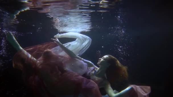 Фея плаває в магічній річці, підводний постріл, красива витончена жінка плаває повільно — стокове відео