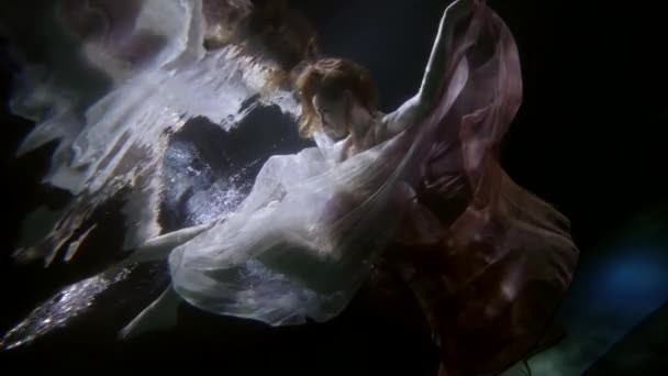 Magical underwater shot with beautiful graceful lady dressed in silk flowing gown — Stockvideo