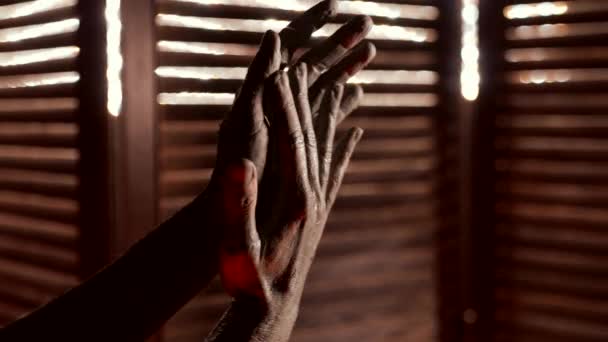 Hands of woman covered by cosmetic clay, closeup view, skin care and body care in spa salon — Vídeo de stock