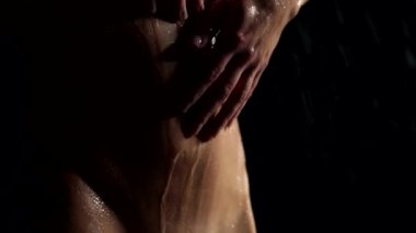 Seksi kadın göbeği, kadın vücuduna yakın çekim, baştan çıkarıcı kadın duş alıyor.