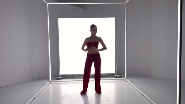 若いセクシーな女性の折衷的なダンス、近代的で伝統的な東洋の動き — ストック動画