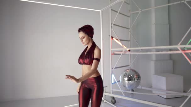 Хореограф жінка танцює і створює новий електронний танцювальний стиль — стокове відео