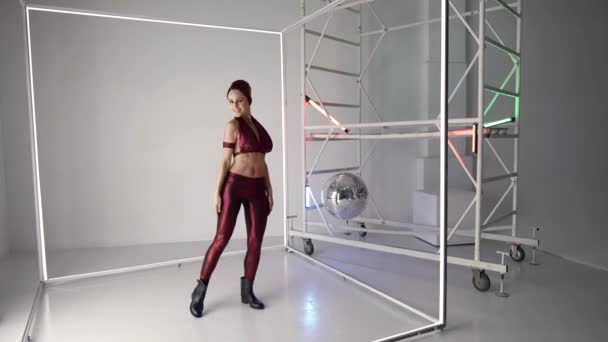Beautiful lady is dancing like robot, rehearsing in studio, creating new modern dance style — Αρχείο Βίντεο