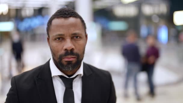 Portrait of serious and thoughtful black man, afro-american guy is looking at camera — Stockvideo